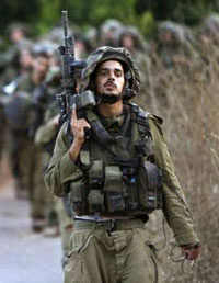 جنود إسرائيليون قرب الحدود اللبنانية في آب الماضي (رويترز)
