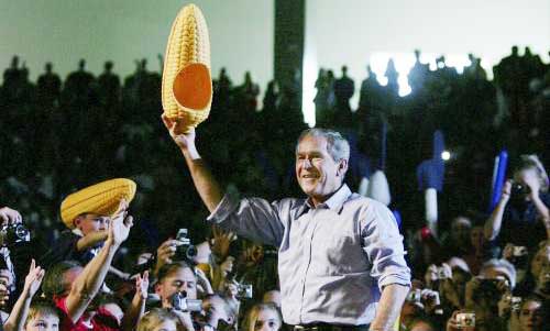 بوش يحمل قبعة على شكل ذرة خلال حملة دعم المرشحين الجمهوريين في نيبراسكا أمس (رويترز)