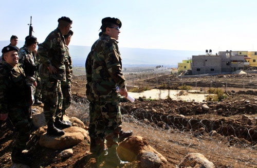 جنود لبنانيون ينظرون إلى الجزء المحتل من