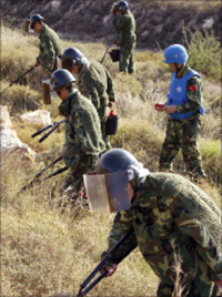جنود دوليون يبحثون عن قنابل عنقودية في جنوب لبنان (أ ف ب)