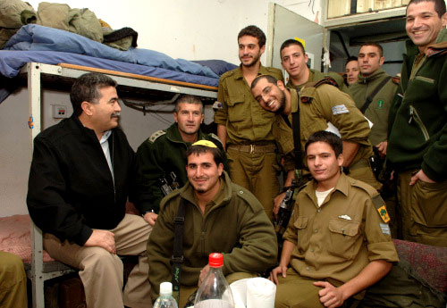 بيرتس بين جنود إسرائيليين خلال زيارته موقعاً عسكرياً في الجولان المحتل أمس (أ ف ب)