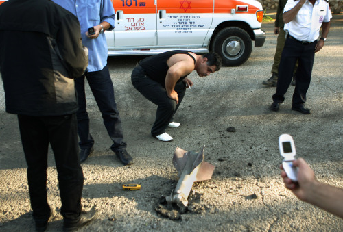آثار سقوط صاروخاً في سديروت أمس (أ ب)