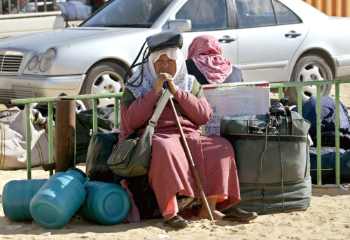 عجوز فلسطينية تنتظر عند معبر رفح أمس (أ ف ب)