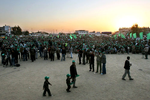 مناصرو «حماس» خلال تظاهرة في بيت حانون أمس (أ ب)
