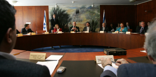 الحكومة الإسرائيلية المصغّرة مجتمعة برئاسة أولمرت (أرشيف - أ ب)