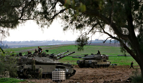 جنود إسرائيليون قرب دبابات قرب قطاع غزة (أرشيف - أ ب)