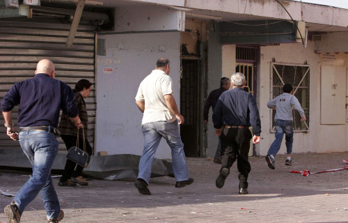 إسرائيليون في سديروت يهربون إلى أحد الملاجئ بعد إطلاق صفارات الإنذار (أرشيف - أ ب)