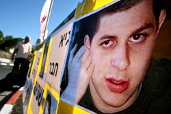 ملصق لصورة الجندي الاسرائيلي الأسير جلعاد شاليط خلال احتجاج في القدس المحتلّة (أرشيف - أ ب)