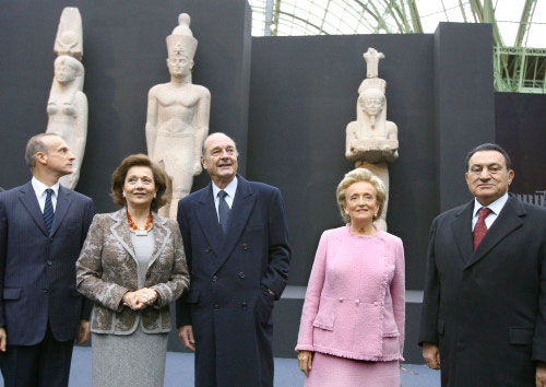 شيراك ومبارك وزجتاهما خلال افتتاح معرض الآثار المصرية الغارقة في باريس أمس (أ ب)