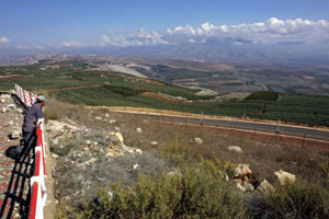 لبناني يقف على الحدود بين لبنان وفلسطين المحتلة (أرشيف - أ ف ب)