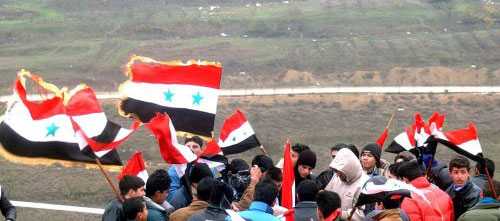 مواطنون سوريّون خلال احتجاج في بلدة «عيد التيانة» في مرتفعات الجولان الشهر الماضي (أي بي أي)