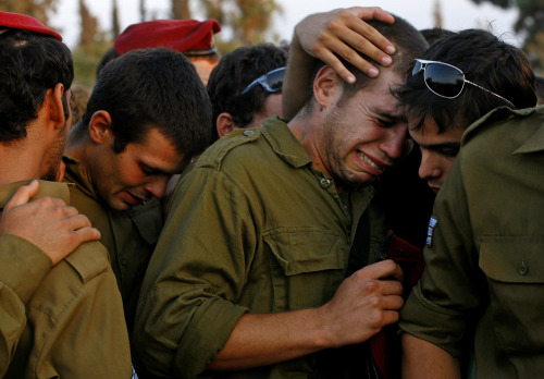 جنود إسرائيليّون يبكون زميلاً لهم قتل في مواجهات مع حزب الله في تموز الماضي (أرشيف - أ ب)