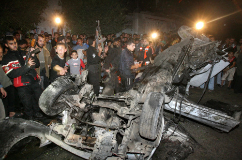 بقايا سيّارة فلسطينيّة تعرّضت لغارة جويّة إسرائيليّة قضى فيها عنصران من حركة حماس (أرشيف - أ ف ب)