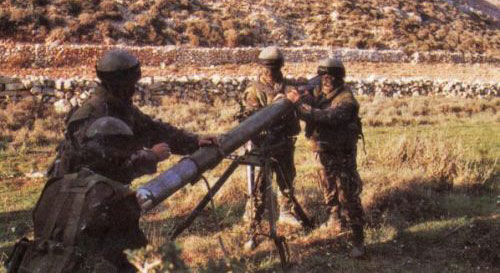 مقاومون من حزب الله يجهزون صاروخ كاتيوشا (ارشيف)