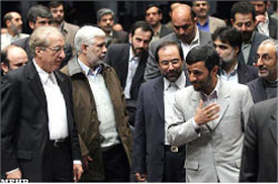 أحمدي نجاد خلال لقاء مع مهندسين ومثقفين في طهران أمس (مهر)