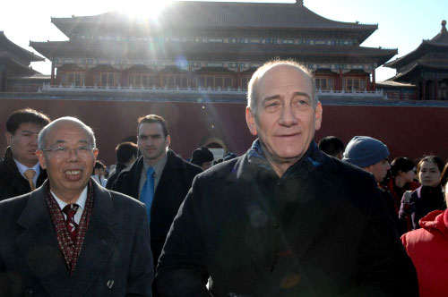 أولمرت خلال زيارته المدينة المحرمة في العاصمة الصينية بكين أمس (أ ف ب)