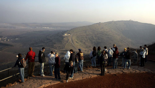 سوّاح إسرائيليّون ينظرون الى الجانب السوري من مرتفعات الجولان المحتلّ أمس (أ ف ب)