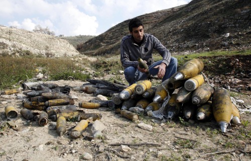 لبناني يتفقّد قذائف غير منفجرة ألقتها الطائرات الإسرائيليّة في بلدة كفر صير خلال حرب تمّوز (أرشيف - أ ب