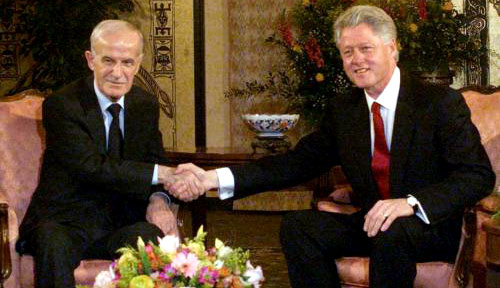 الرئيس الراحل حافظ الأسد والرئيس بيل كلينتون خلال لقائهما في جنيف في 26 آذار 2000 (أ ف ب)