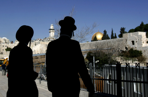 يهوديّان متشدّدان قرب أحد المداخل المؤديّة إلى الحرم القدسي أمس (أ ب)