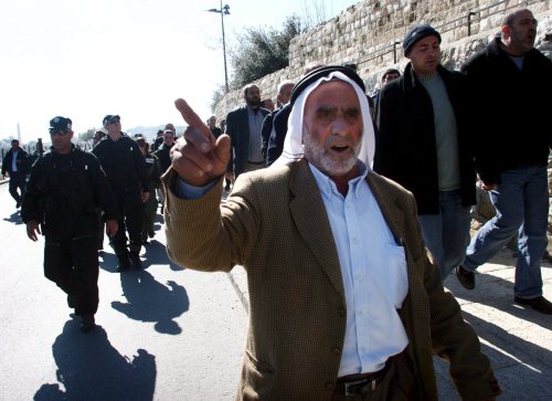 عجوز فلسطيني أثناء احتجاج حول جدران المدينة القديمة في القدس المحتلّة أمس (إي بي أي)