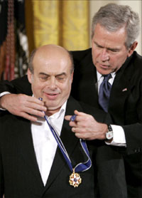 بوش يقلّد الوزير الإسرائيلي السابق ناتان شارانسكي ميداليّة في البيت الأبيض (أرشيف - إي بي أي)
