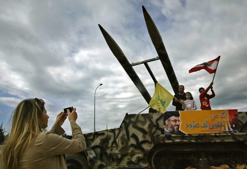 مجسّم لصواريخ «حزب الله» في منطقة القاسميّة قرب صور الأحد الماضي (أ ف ب)