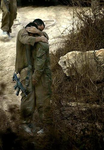 جنديّان إسرائيليّان خلال عدوان تمّوز الماضي (أرشيف - أ ب)