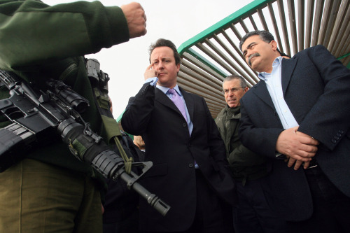 بيرتس وزعيم المعارضة البريطانيّة دايفيد كاميرون خلال جولة في شمال إسرائيل الجمعة الماضي (أ ب)