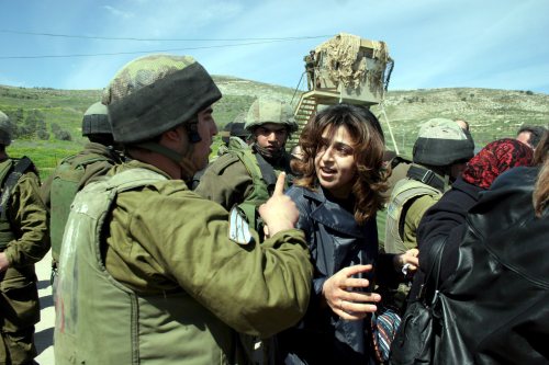 جنود الاحتلال يقمعون تظاهرة بمناسة اليوم العالمي للمرأة عند نقطة الحوارة قرب نابلس أمس (إي بي أي)