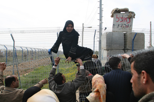 فلسطينيّون عند معبر رفح على الحدود بين مصر وقطاع غزّة أمس (أ ف ب)
