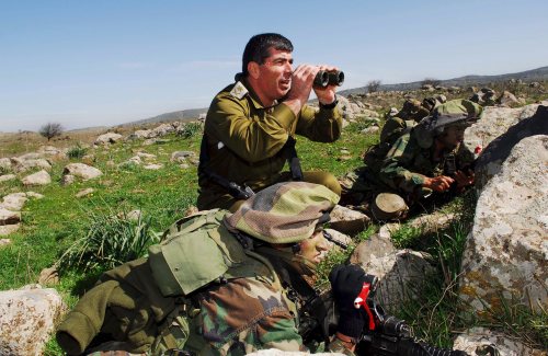 رئيس أركان الجيش الإسرائيلي غابي أشكينازي خلال مناورات في الجولان المحتلّ الشهر الماضي (إي بي أي)