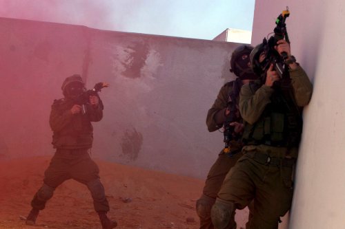 جنود إسرائيليّون خلال مناورات قرب بلدة تزيليم في كانون الثاني الماضي (إي بي اي)