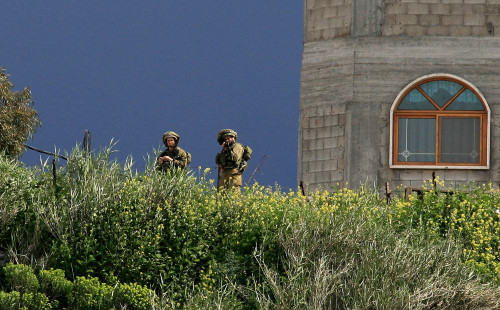 جنديّان إسرائيليّان في بلدة الوزّاني على الحدود اللبنانيّة (أرشيف