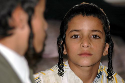 فتى يمني يهودي يحتفل بعيد الفصح مع عائلته في صنعاء أمس (يحيى أرهب - إي بي أي)