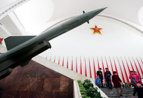 مجسّم لصاروخ صيني مضادّ للطائرات في المعرض العسكري في بكّين (غريغ بايكر - أ ب)