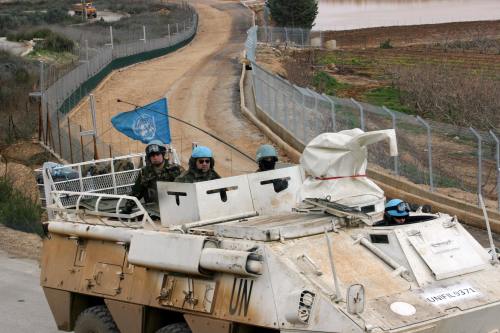 جنود إسبان من القوّات الدوليّة خلال دوريّة في العديسة الشهر الماضي (علي حشيشو - رويترز)