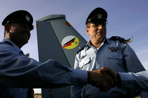 رئيس أركان سلاح الجو الإسرائيلي الجنرال إليعازر شكيدي يهنّئ طيّاراً بعد مناورات في جنوب تل أبيب الشهر الماضي (دايفيد فورست - أ ف ب)