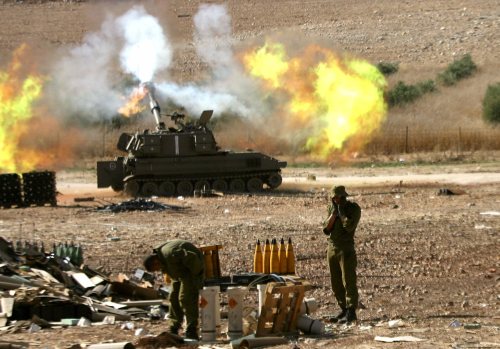 دبّابة إسرائيليّة تقصف جنوب لبنان خلال عدوان تمّوز الماضي (أرشيف)