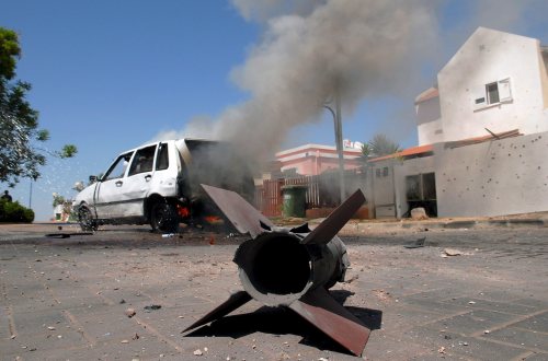 «قسّام» وسيارة تحترق في سيديروت أمس (ألموغ - إي بي إي)