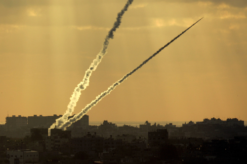 صاروخان ينطلقان من غزّة نحو المستوطنات الإسرائيلية أمس (إميليو موريناتي - أ ب)