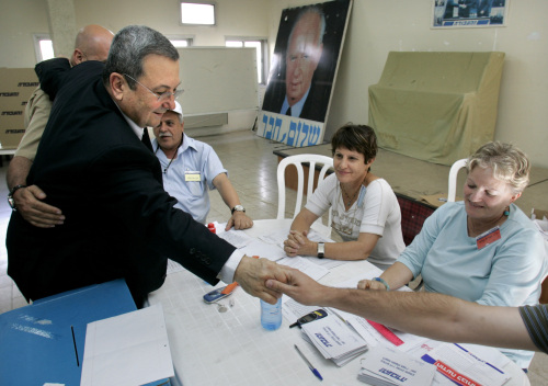 باراك في مركز اقتراع في نتانيا أمس الأول (سيباستيان ساينر - أ ب)