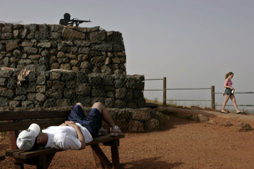 سائح إسرائيلي عند موقع عسكري من حرب الـ 67 في الجولان المحتلّ أمس (أرييل شاليط - أ ب)