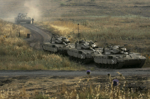 دبّابات إسرائيليّة خلال مناورات في الجولان المحتلّ أمس (أرييل شاليط - أ ب)