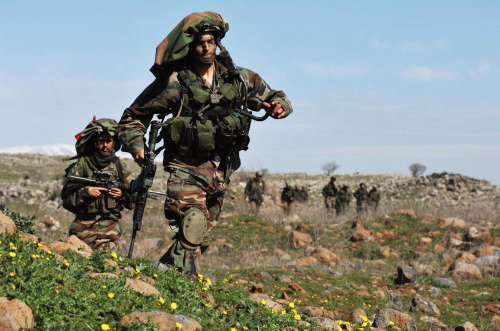 جنود اسرائيليون خلال مناورات عسكرية في الجولان المحتل في شباط الماضي (أ ب)