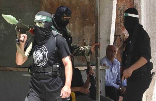 مسلّحون في وضعيات قتالية خلال الاقتتال الداخلي في غزّة أمس (ابراهيم أبو مصطفى - رويترز)