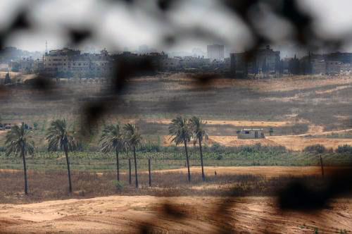 بيت حانون كما ظهرت من خلال منظار جندي اسرائيلي أمس (عمير كوهين - رويترز)