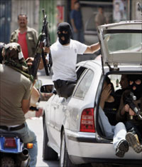 مواكب مسلّحة لـ «فتح» تجوب شوارع نابلس أول من أمس (ليفتريس بيتاراكيس - أ ب)