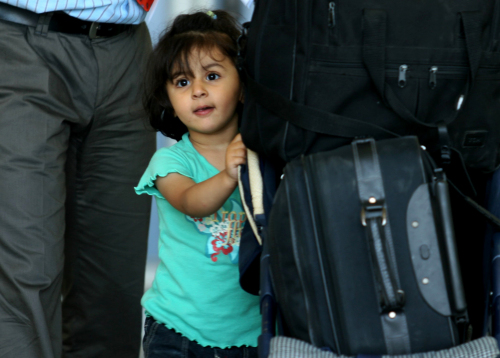 طفلة فلسطينية - أميركية تغادر وذويها قطاع غزّة أمس (ليمور إدري - أ ف ب)