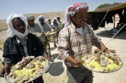 بدو فلسطينيون يقدمون طبق المنسف التقليدي في الخليل (نايف هاشلامون - رويترز)